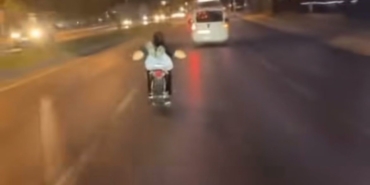 Bursa’da motosiklete uzanarak gitti, canını hiçe saydı