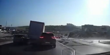 Başakşehir’de 10 aracın karıştığı zincirleme kaza kamerada