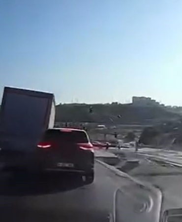 Başakşehir’de 10 aracın karıştığı zincirleme kaza kamerada