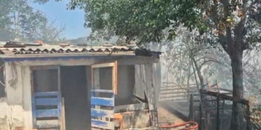 Sultangazi’de çıkan yangında 2 gecekondu kullanılamaz hale geldi