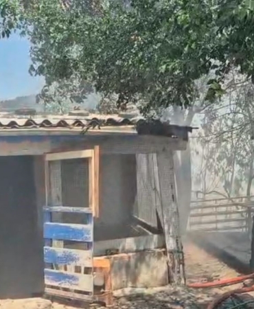 Sultangazi’de çıkan yangında 2 gecekondu kullanılamaz hale geldi