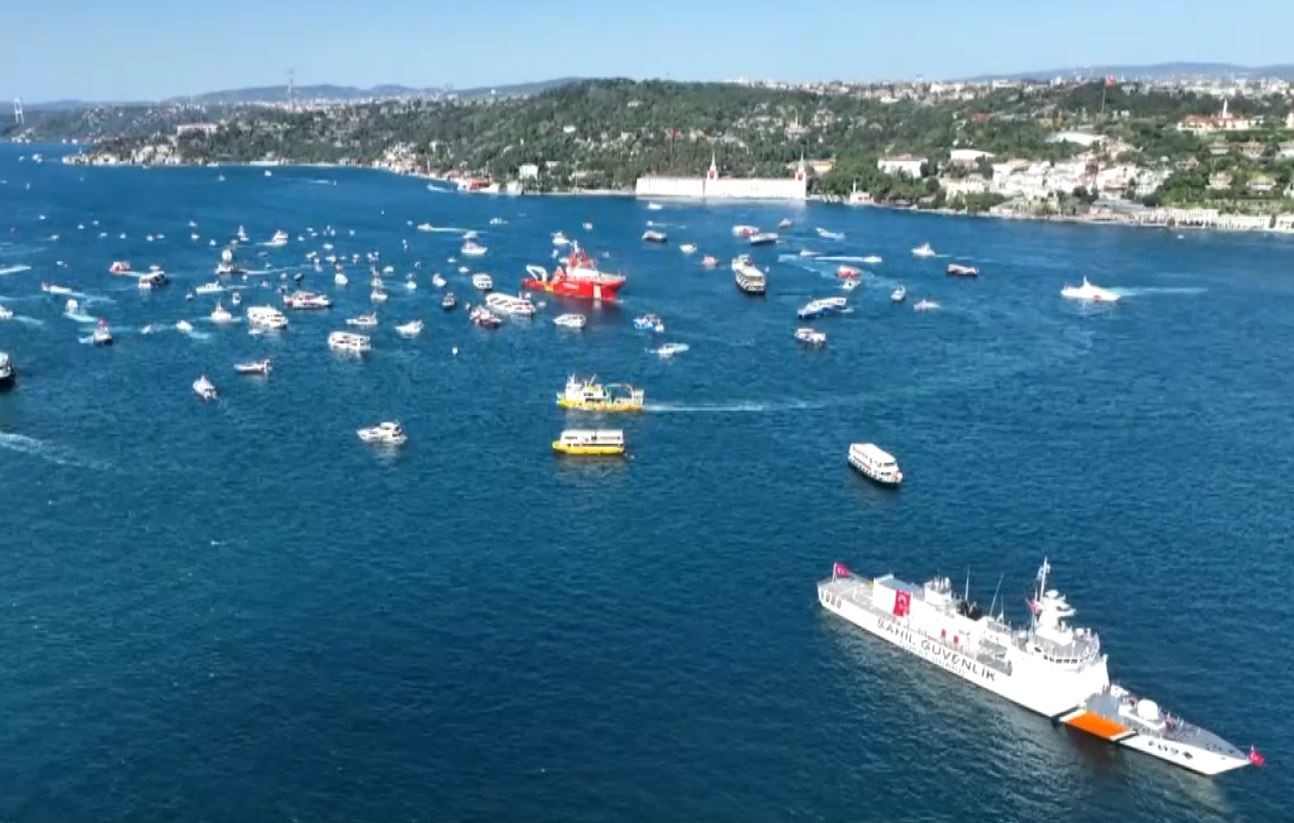 Boğaz’dan 15 Temmuz geçişi: 253 şehidin anısına 253 tekne kortejde yer alıyor
