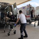 Ağaca çarpan otomobildeki 2 kişi yaralandı