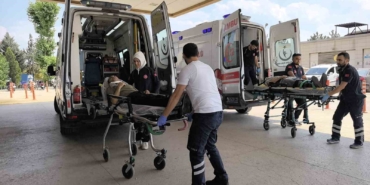 Ağaca çarpan otomobildeki 2 kişi yaralandı