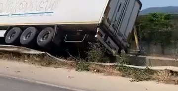 Bursa’da kontrolden çıkan tır devrildi