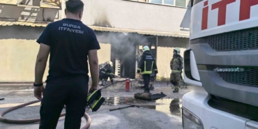 Bursa’da mobilya fabrikası alev alev yandı
