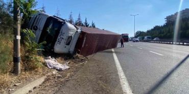 TEM otoyolunda tır devrildi, sürücü hafif yaralandı