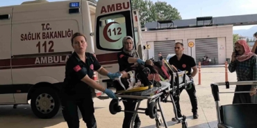 Seyir halindeki kamyonetten düşerek ağır yaralandı