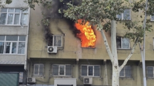 Sultangazi’de 7 katlı iş merkezinde korkutan yangın