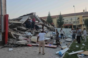 Sındırgı depremi kurtarma çalışmaları ve yıkılan bina son durum