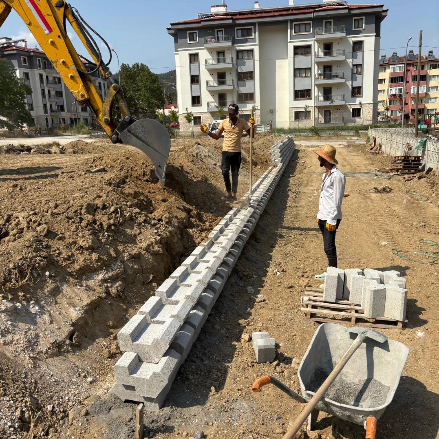 Bayırköy’de yarı olimpik yüzme havuzu önünde zemin güçlendirme çalışmaları sürüyor