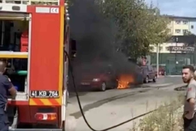 Park halindeki iki otomobil alev alev yandı