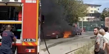 Park halindeki iki otomobil alev alev yandı