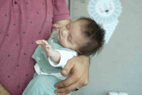 Ameliyat edilen 5 günlük bebek, 400 gramlık tümörün çıkarılmasıyla hayata tutundu