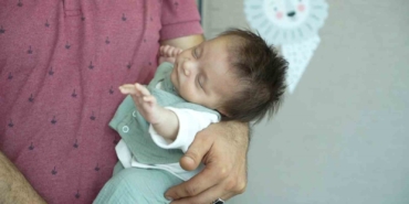 Ameliyat edilen 5 günlük bebek, 400 gramlık tümörün çıkarılmasıyla hayata tutundu