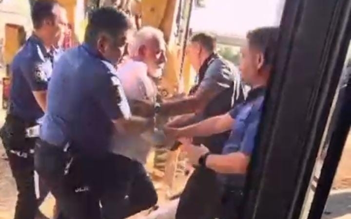 Bursa’da kafeterya yıkımında ortalık karıştı. Bir polis yaralı