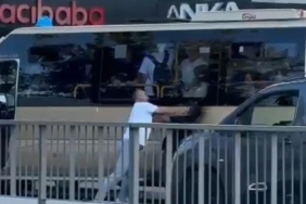 Minibüs şoförü yola atladı, korna çalan sürücüyü tekme tokat dövdü