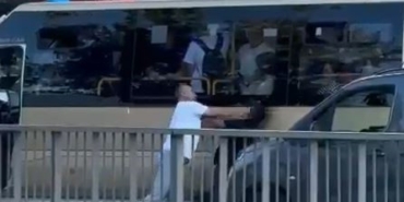 Minibüs şoförü yola atladı, korna çalan sürücüyü tekme tokat dövdü