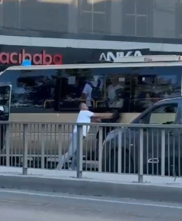 Minibüs şoförü yola atladı, korna çalan sürücüyü tekme tokat dövdü