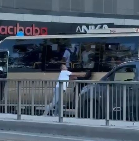 Minibüs şoförü yola atladı, korna çalan sürücüyü tekme tokat dövdü