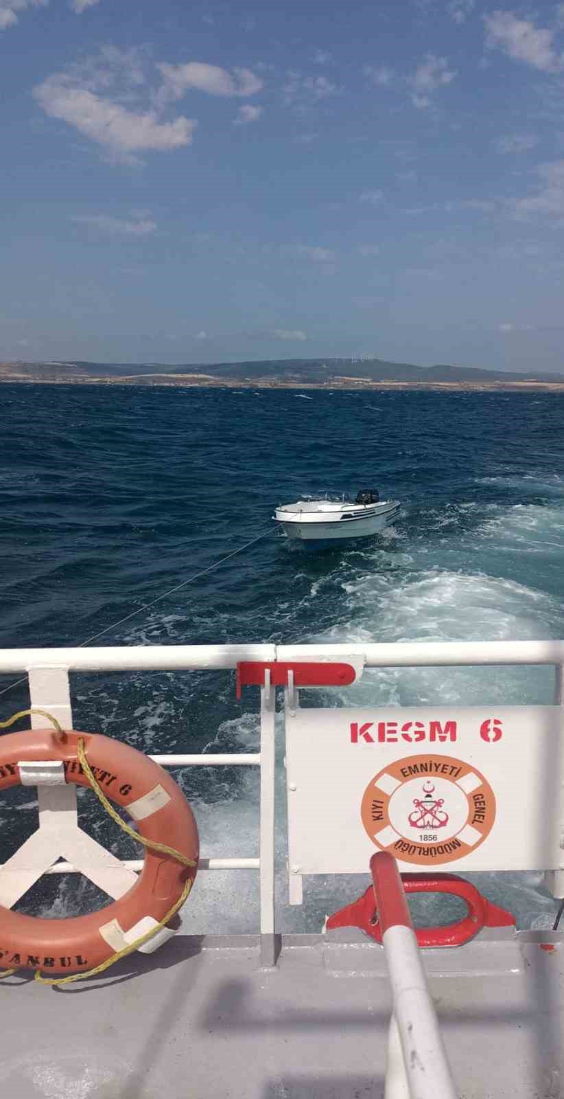 Çanakkale Boğazı’nda başıbos sürüklenen tekne yedeklenerek Lapseki Balıkçı Barınağı’na yanaştırıldı