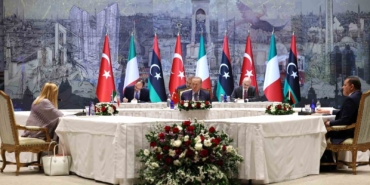 Cumhurbaşkanı Recep Tayyip Erdoğan, İtalya Başbakanı Meloni ve Libya Başbakanı Dibeybe’yi Dolmabahçe Çalışma Ofisi’nde kabul ediyor. Dolmabahçe’deki Türkiye-İtalya ve Libya zirvesi sürüyor.