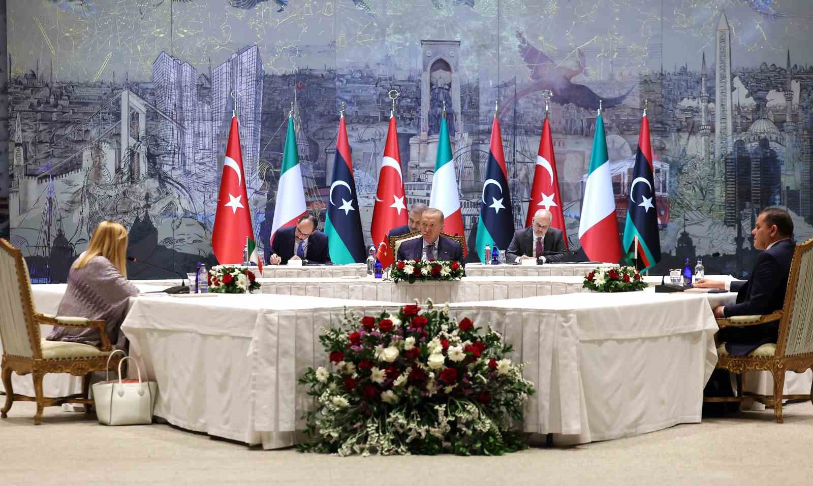 Cumhurbaşkanı Recep Tayyip Erdoğan, İtalya Başbakanı Meloni ve Libya Başbakanı Dibeybe’yi Dolmabahçe Çalışma Ofisi’nde kabul ediyor. Dolmabahçe’deki Türkiye-İtalya ve Libya zirvesi sürüyor.