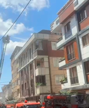Eyüpsultan’da çatı tadilatı sırasında yangın çıktı