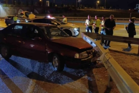 Bariyerlere çarpan sürücü trafik ekiplerine zor anlar yaşattı