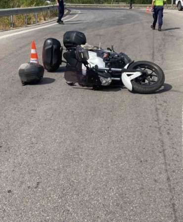 Bursa’da devrilen motosiklet bariyerlere çarptı: Baba öldü, kızı ağır yaralandı