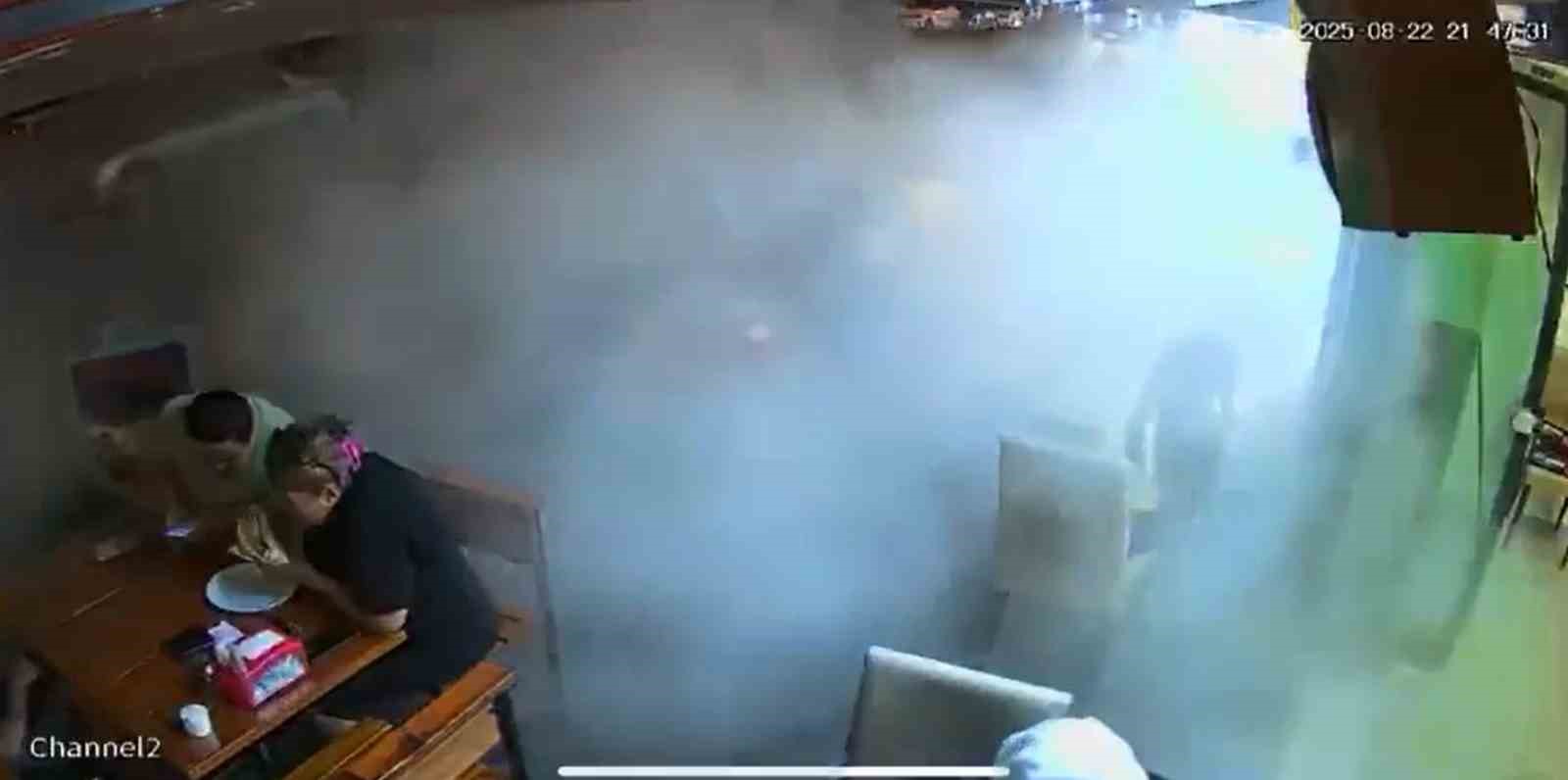 Yalova’da patlayan kamyon lastiği restoranda tozu dumana kattı