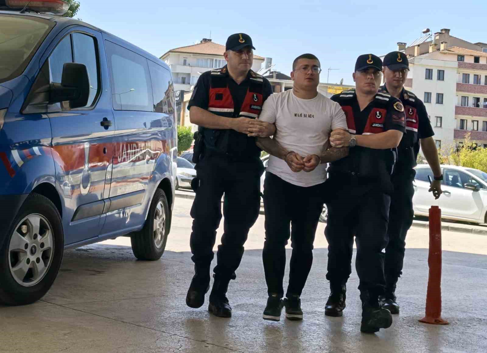 Kavgayı ayırmaya çalışan özel güvenlik görevlisini bıçaklayan saldırgan tutuklandı