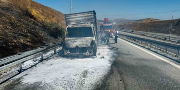 Otoyolda kamyonet alevlere teslim oldu