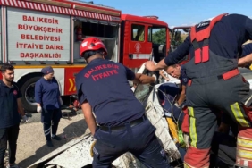 Balıkesir’de şarampole uçan araçta sıkışan 2 kişi yaralandı