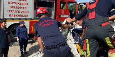 Balıkesir’de şarampole uçan araçta sıkışan 2 kişi yaralandı