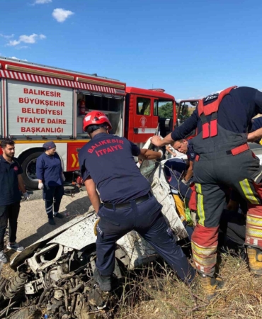 Balıkesir’de şarampole uçan araçta sıkışan 2 kişi yaralandı
