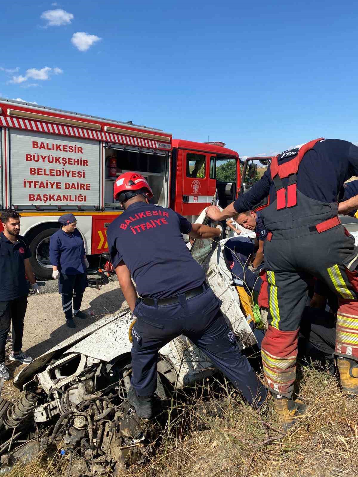 Balıkesir’de şarampole uçan araçta sıkışan 2 kişi yaralandı