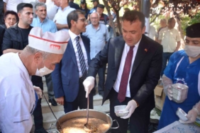Muhtarlar 30 Ağustos’ta bin 500 kişiye aşure dağıttı