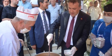 Muhtarlar 30 Ağustos’ta bin 500 kişiye aşure dağıttı