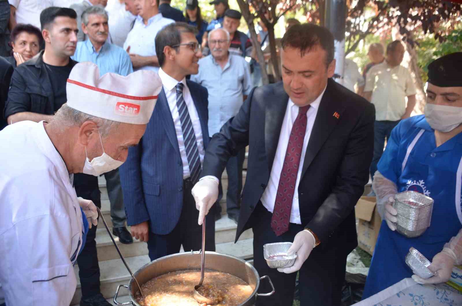 Muhtarlar 30 Ağustos’ta bin 500 kişiye aşure dağıttı