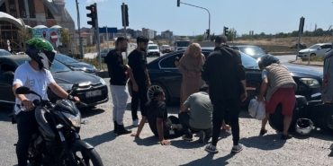 Otomobile çarpmamak için manevra yapan motosiklet devrildi: 1 yaralı