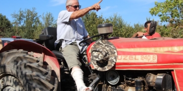 Ayağının kırık olmasına aldırmadı, yangın için seferber oldu