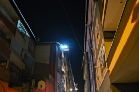 Beyoğlu’nda patlama sonrası evin çatısı alevlere teslim oldu