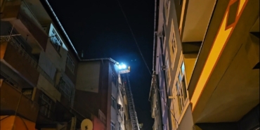 Beyoğlu’nda patlama sonrası evin çatısı alevlere teslim oldu