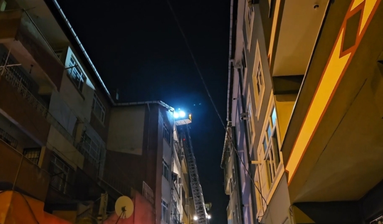 Beyoğlu’nda patlama sonrası evin çatısı alevlere teslim oldu