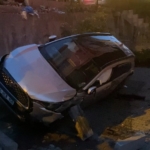 İstanbul’da otomobil apartmanın bahçesine düştü: 1 yaralı