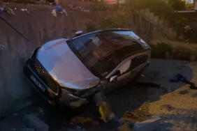 İstanbul’da otomobil apartmanın bahçesine düştü: 1 yaralı