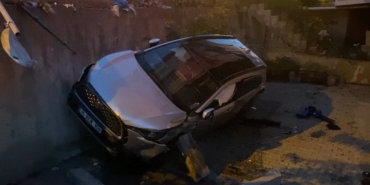 İstanbul’da otomobil apartmanın bahçesine düştü: 1 yaralı