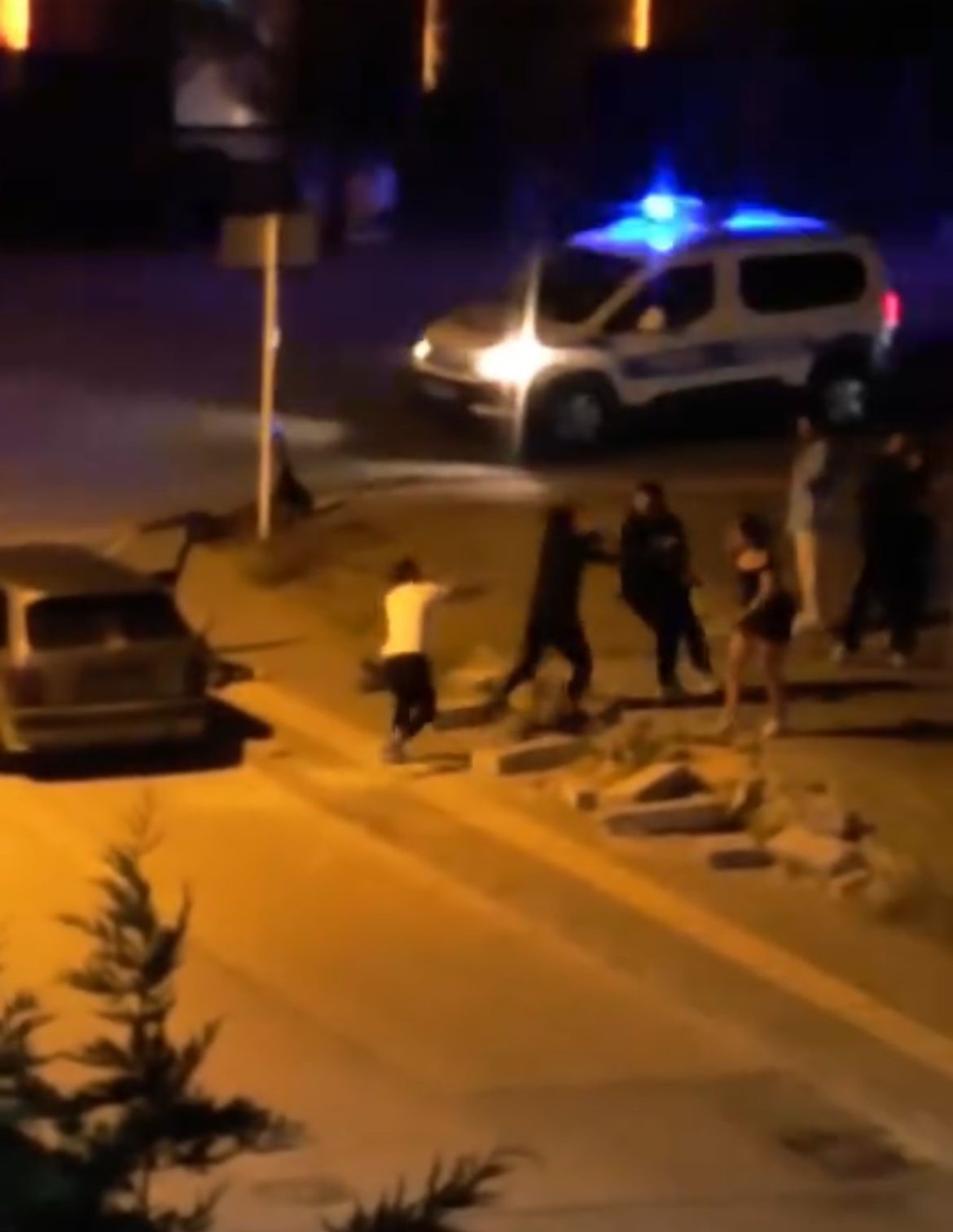 Bursa’da gençler arasında kavga: Cadde boks ringine döndü