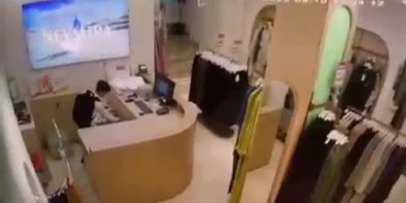 Çocuğun cep telefonu hırsızlığı kamerada